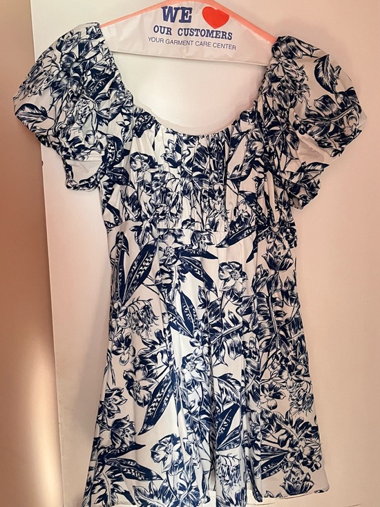 Abercrombie & Fitch Dresses & Skirts - Abercrombie & Fitch White dress with Navy Floral Print